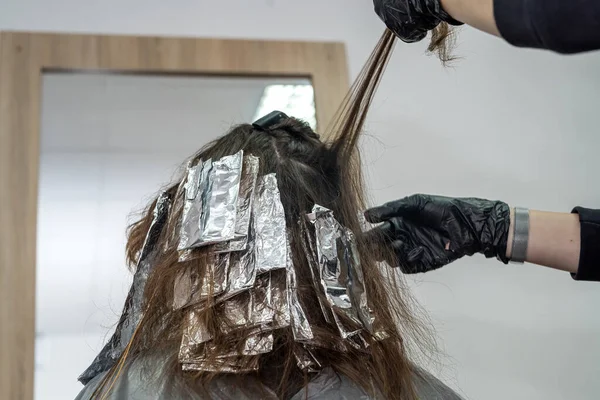 Maître Coloriste Qualifié Teint Les Cheveux Client Régulier Dans Salon — Photo