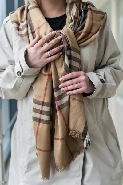 Gyönyörű Meleg Elegáns Sál Hangulatos Kabát Egy Fiatal Ősszel Őszi — Stock Fotó