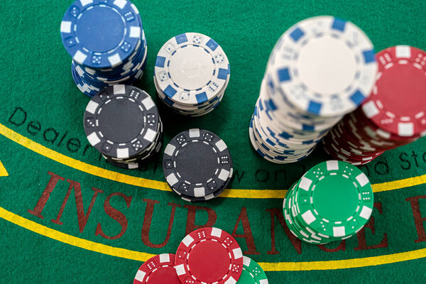 красивый покерный узор сверху на зеленом просторном новом покерном столе. Концепция покера. Концепция возбуждения