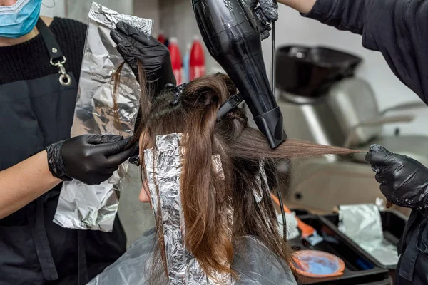 Mooi Jong Meisje Kwam Haar Haar Verven Een Schoonheidssalon Tijdens — Stockfoto