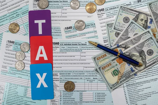 Biurku Jest 1040 Formularzy Podatkowych Nowe Dolary Wypełnienia Przez Biznesmena — Zdjęcie stockowe
