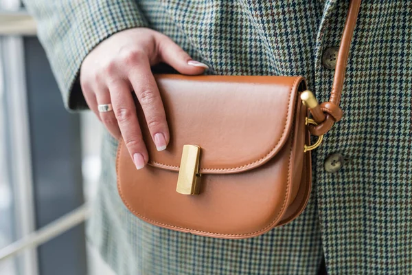 Minyatür hassas deri kalite kızın ellerinde son derece şık bir çanta. Biçim konsepti