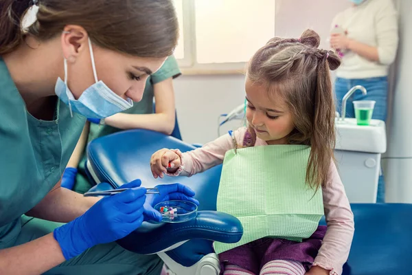 Young Dentist Woman Brushing Teeth Little Girl Girl Concept Brushing — Stock Photo, Image