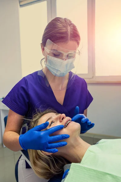 Mulher Jovem Com Dentes Problemáticos Veio Dentista Para Tratar Dentes — Fotografia de Stock