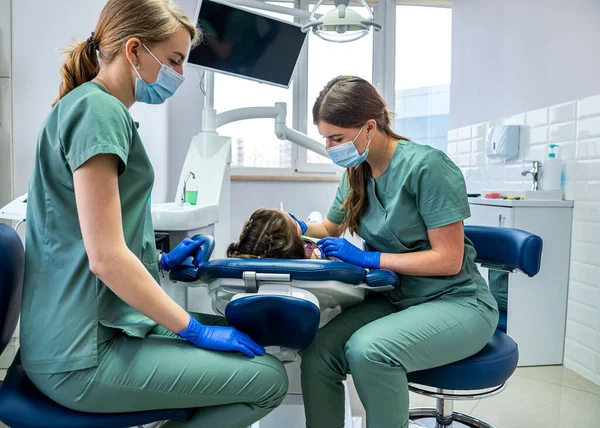 Кваліфіковані Стоматологи Лікують Зуби Стоматологічному Кріслі Маленької Дитини Стоматологія Концепція Стокова Картинка