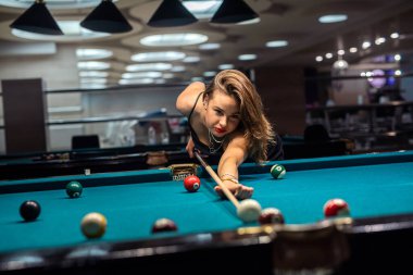 Bilardo oynayan ve bilardo oynayan kadın oyuncu.