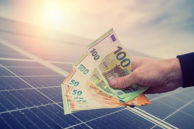 Ekonomik güneş panelleri kurulduktan sonra, projenin sahibi avro olarak ödüyor. Yeşil enerji tasarrufu kavramı