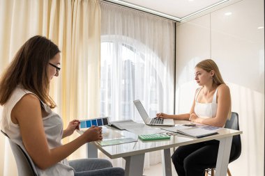 İki güzel genç tasarımcı yeni bir oda için yeni bir renk seçiyor. Tasarım konsepti. Renk paleti