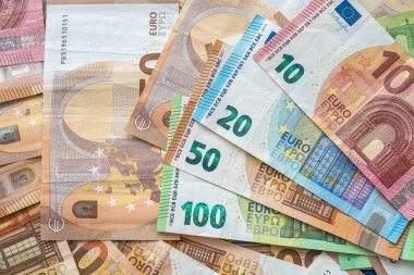 Bir sürü farklı euro banknotları. finans kavramı
