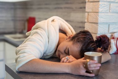 Bornozlu genç bir esmer gecenin bir yarısı uykulu uyandı ve çay içti. Fincanla uyku safrası kavramı