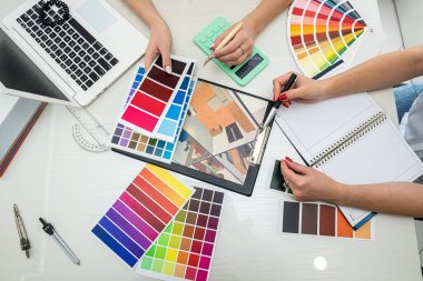 İki güzel genç kız öğrenci tasarımcı ilk tasarım projeleri üzerinde çalışıyorlar ve bir renk seçiyorlar. Tasarım konsepti