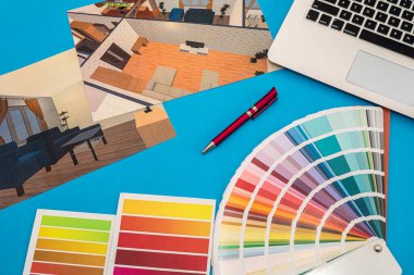 Ofis masasında dizüstü bilgisayarı olan renkli desenli bir ev planı. yenileme