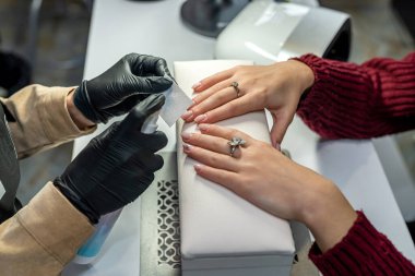 Prestijli bir güzellik salonunda harika bir efendi müşteri için yeni bir jel cilası yapar. Yeni salon konsepti. Jel cilası kavramı