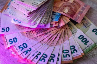 Ticaret ve ekonomi konsepti, euro 'ya para aktarıyor. finans kavramı