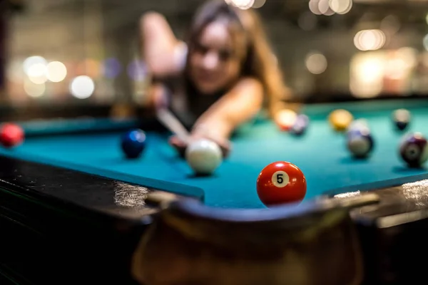 Mulher Bonita Passar Tempo Livre Jogando Bilhar Snooker Pub Conceito — Fotografia de Stock