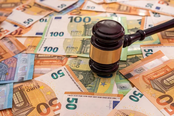 Судейский Молоток Фоне Векселей Евро Взяточничество Коррупция — стоковое фото