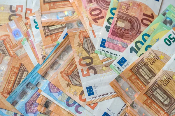 Arka plan olarak farklı euro banknotları, finans konsepti. kaydediliyor