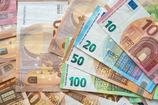 Bir sürü farklı euro banknotları. finans kavramı
