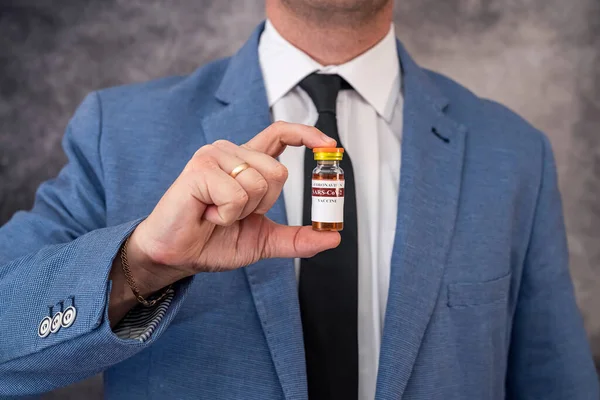 Hombre Guapo Guapo Traje Elegante Una Marca Fresca Tiene Una —  Fotos de Stock