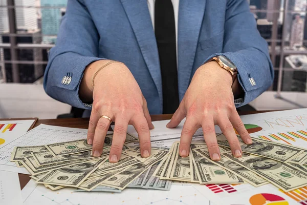 Босс Бизнеса Считает Своем Офисе Деньги Графики Прибыли Снижает Прибыль — стоковое фото