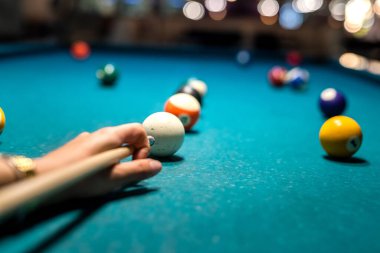 Bilardo oynayan kadın, oyuncuya yakın çekim yap. Oyun