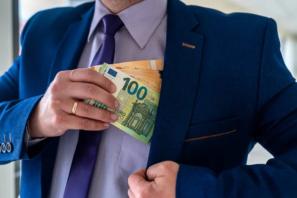 Empresario Poniendo Billetes Euro Chaqueta Bolsillo Sobornar Concepto Corrupción — Foto de Stock
