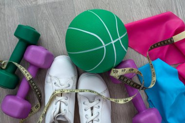 Egzersiz sırasında ihtiyaç duyulan spor malzemelerini eğitmeden önce fitness antrenörü hazırlandı. Spor malzemeleri konsepti.