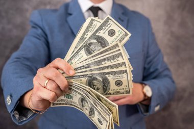 dolar iş adamlarının elinde, tasarruf kavramı.