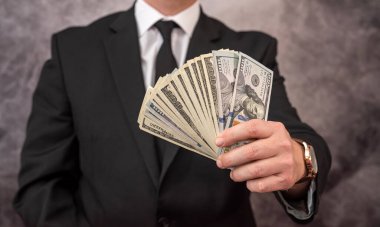dolar iş adamlarının elinde, tasarruf kavramı.