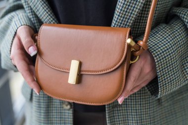 Deri çanta şeklinde zarif ve şık bir aksesuar kırılgan bir kadın için idealdir. Moda ve tarz kavramı
