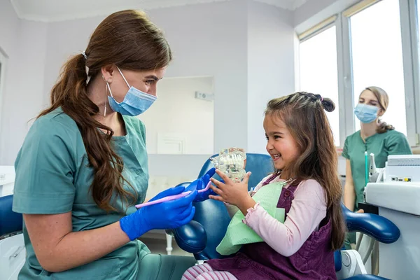 Stomatologa Femminile Che Mostra Alla Bambina Come Lavarsi Correttamente Denti — Foto Stock