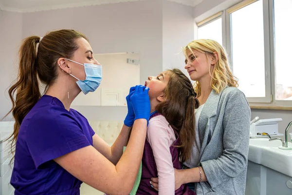 Mamma Bambino Visitano Loro Dentista Pediatrico Dottore Sta Parlando Con — Foto Stock