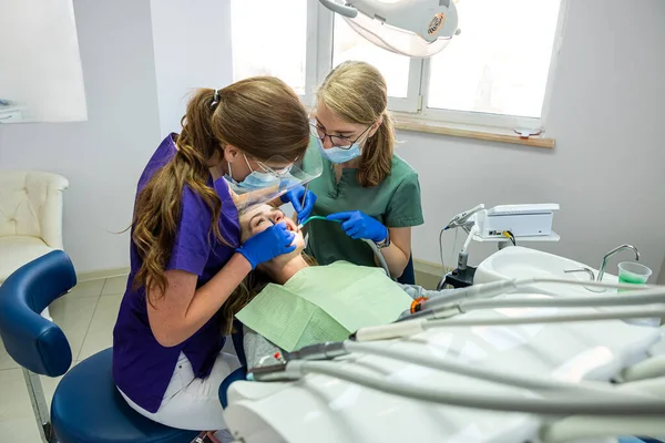 Tandlægen Hans Assistent Undersøger Mundhulen Behandler Klienten Behandling Tænder Pleje - Stock-foto