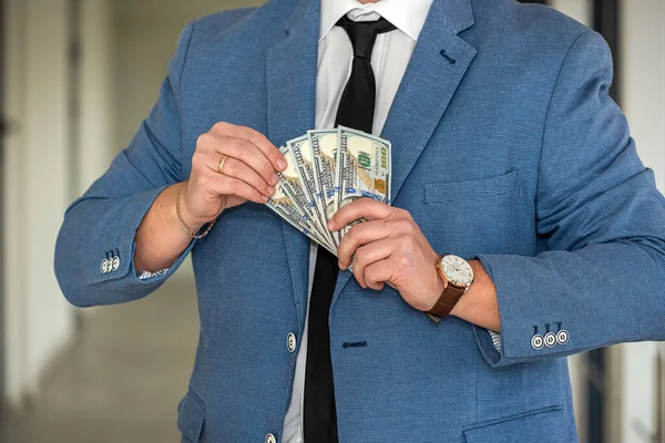 Man Blå Kostym Räkna Stack Med Dollarsedlar Affärsidé — Stockfoto