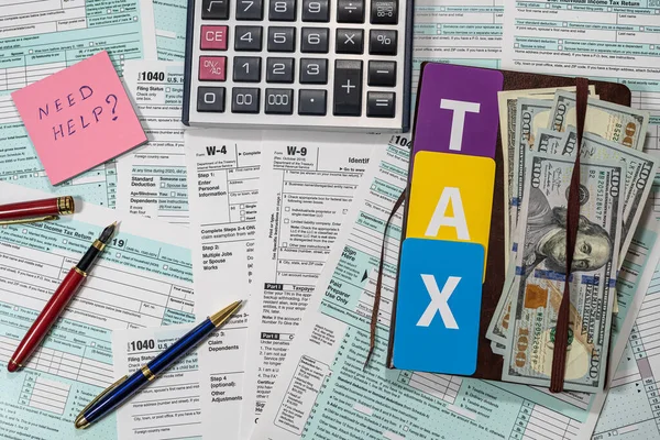 漂亮的新的美国税单1040和一大笔钱整齐地放在桌子上 税务表格1040和美元的概念 — 图库照片