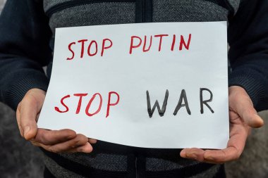 Ukrayna 'da Savaş Yok afişi olan bir aktivist halka açık bir gösteride afiş tutuyor. Ukrayna için barış. Rusya 'dan saldırgana ve uluslararası teorisyene