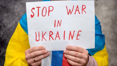 Ukrayna 'daki savaşı durduran, Ukrayna' ya yapılan Rus saldırısını protesto eden posterli adam. Rusya 'dan saldırgana ve uluslararası teorisyene