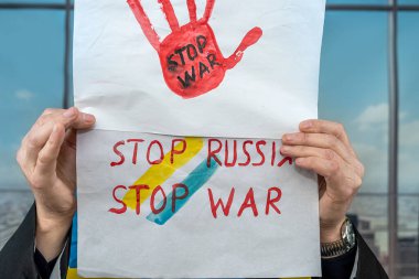 Ukrayna 'da Savaş Yok afişi olan bir aktivist halka açık bir gösteride afiş tutuyor. Ukrayna için barış. Rusya 'dan saldırgana ve uluslararası teorisyene