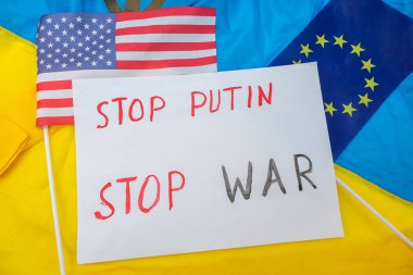 Ulusal bayraklarla, Ukrayna 'yla, ABD' yle ve Rus teröristle savaşı durdurun. askeri