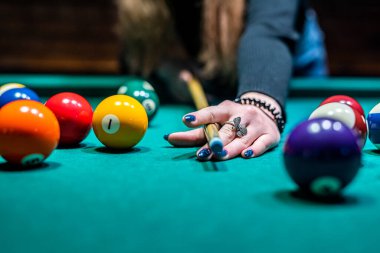 Bilardo masasında Amerikan bilardo topu var. Bir çift taşak. Spor konsepti