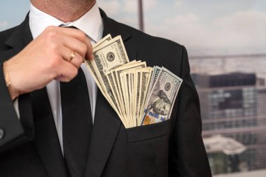 İş adamı bize bir dolarlık para veriyor. Tasarruf ve finans kavramı