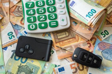  Araba satışı veya kira maliyeti kavramı, hesap makinesi ve anahtar otomatiğiyle avro, tasarruf
