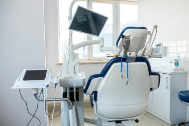 Profesyonel diş aletleri, iş yeri stomatolojisi. Boş modern tıp kliniği. Hepsi hijyen ve sağlık için. 