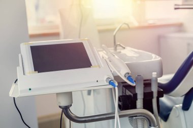 Profesyonel diş aletleri, iş yeri stomatolojisi. Boş modern tıp kliniği. Hepsi hijyen ve sağlık için. 