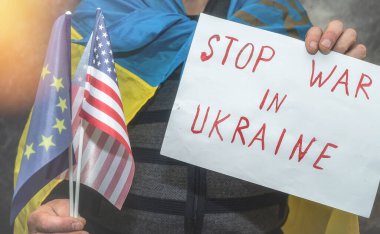 Ukrayna 'da savaş çıkmaması için elinde yazılı bir poster olan bir adam. Terörist Rusya devletine karşı tüm dünyada Santiago 'luları protesto etmek