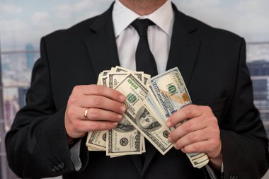 Zengin bir iş adamı para sayıyor. Başarı kavramı, finansal akış ve zenginlik