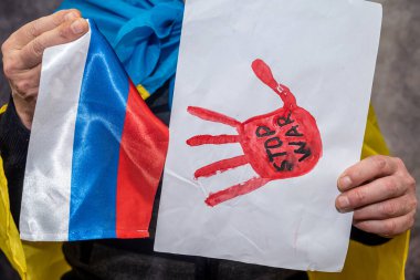 Ukrayna bayrağına sarılmış Ukraynalı vatansever Rusya 'nın Ukrayna ile olan savaşına karşı çıkıyor. Rusya 'nın Ukrayna topraklarındaki Ukrayna' ya karşı savaşını durdurma kavramı..