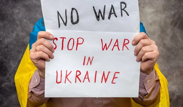 Активіст Тримає Плакат Текстом Війни Україні Публічній Демонстрації Мир України — стокове фото