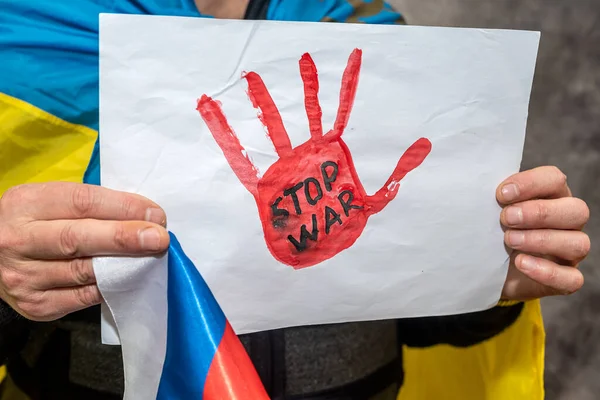 Activiste Met Een Poster Met Tekst War Ukraine Tekenen Een — Stockfoto