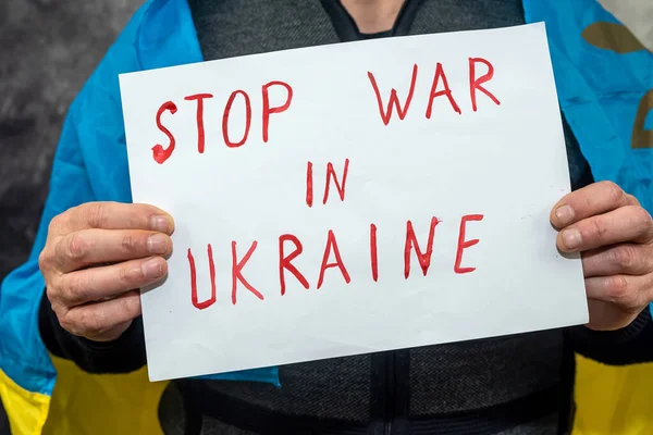 Activista Sosteniendo Cartel Con Texto War Ukraine Firmar Una Manifestación — Foto de Stock